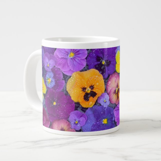 Pansy Blume schwimmen im Vogelbad mit Taube Jumbo-Tasse (Vorderseite Links)