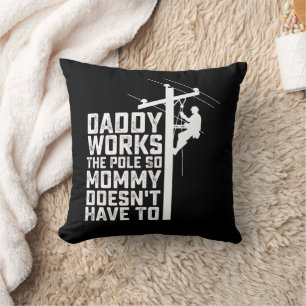 Papa arbeitet an der Stange, damit Mama es nicht t Kissen