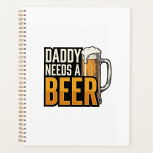 Papa braucht ein Bier Vintage Gravur Shirt Design_ Planer