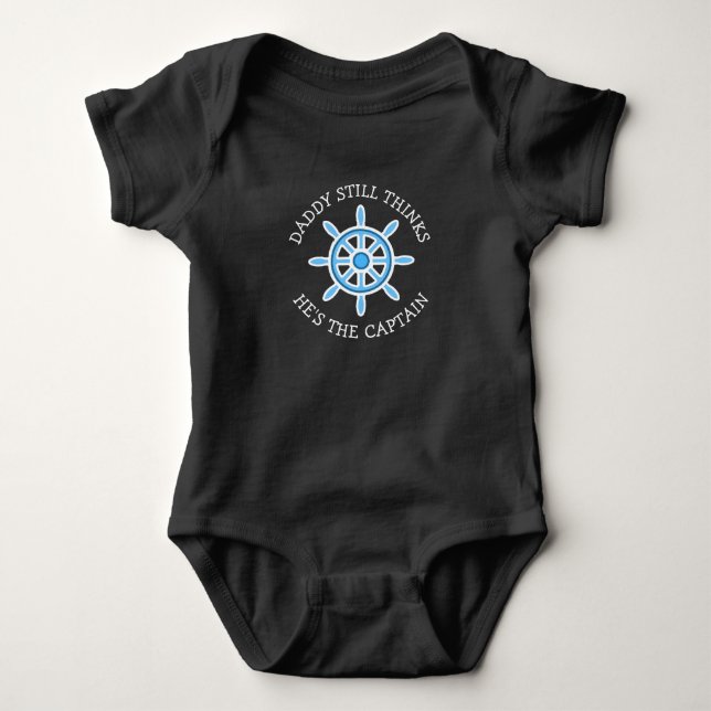 Papa denkt, er ist der Captain Funny Baby Strampler (Vorderseite)