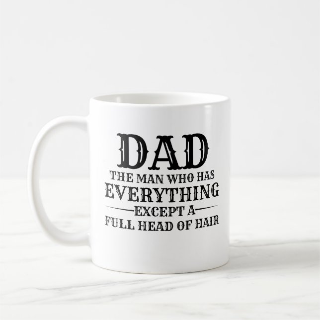 Papa, der Mann, der alles hat, außer einer vollen  Kaffeetasse (Links)