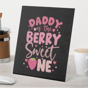 Papa der süßen Beereneins Strawberry Geburtstag Sockelschild