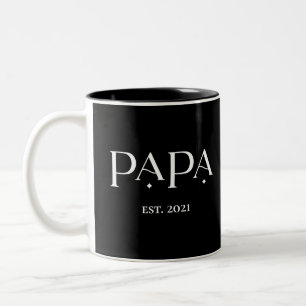Papa Est. 2021 mit Kindernamen   Moderner Text Zweifarbige Tasse