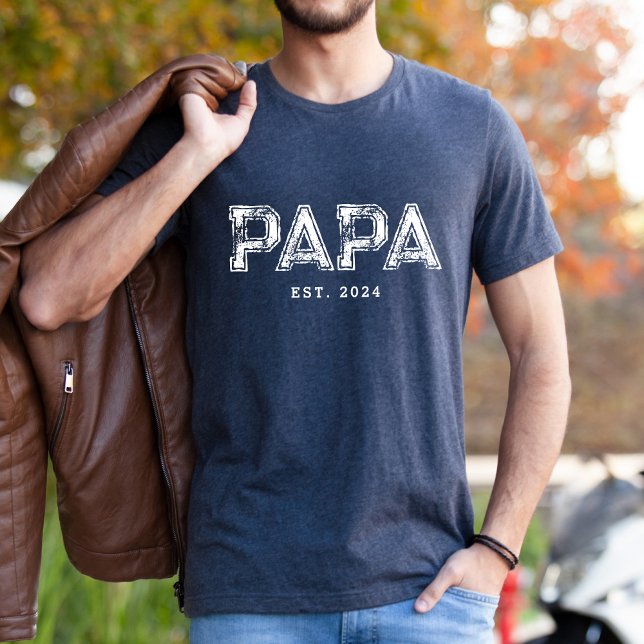 PAPA EST Benutzerdefiniertes Geschenk für Vater T-Shirt (Von Creator hochgeladen)