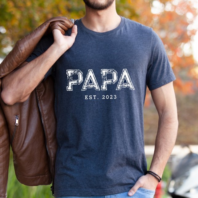 PAPA EST Benutzerdefiniertes Geschenk für Vater T-Shirt (Von Creator hochgeladen)