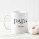 Papa Est. Datum mit Kindernamen | Moderner Text Kaffeetasse (Mit Donut)