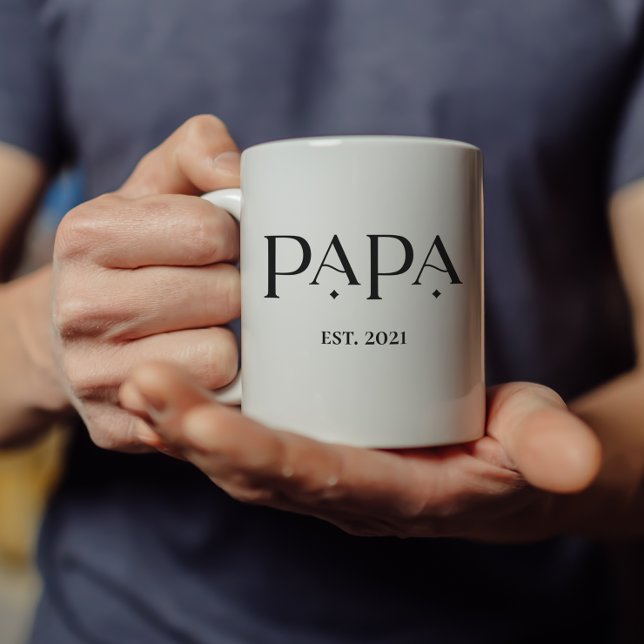 Papa Est. Datum mit Kindernamen | Moderner Text Kaffeetasse (Von Creator hochgeladen)