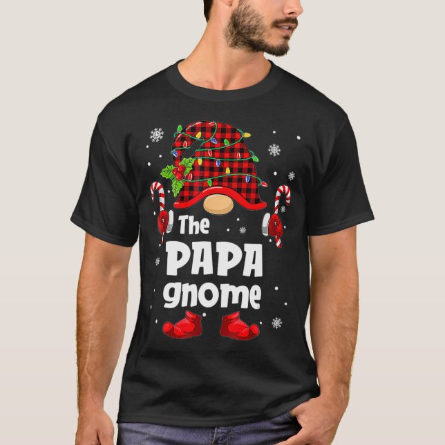 Papa Gnome Buffalo Karierter Weihnachtsbaum Famili T-Shirt (Vorderseite)