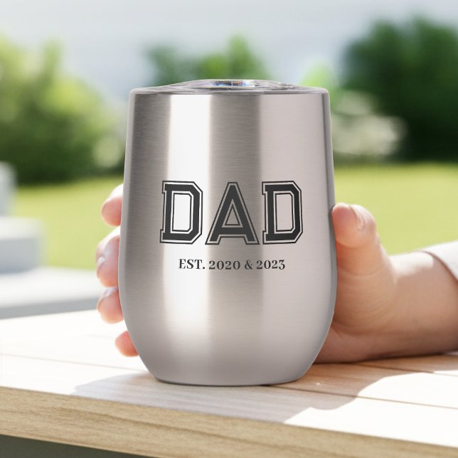 Papa hat einfache moderne Typografie eingerichtet  (Dad Established design with black college sports style text. Fully customizable for a great Dad gift)