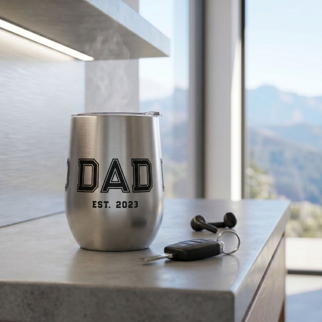 Papa hat neues Papa-Geschenk gegründet (Von Creator hochgeladen)