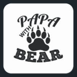 Papa mit Bär Quadratischer Aufkleber<br><div class="desc">Suchen Sie ein nettes T-Shirt? Holen Sie sich ein einzigartiges T-Shirt für sich selbst oder als besonderes Geschenk für Familie und Freunde.</div>