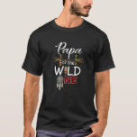 Papa of the Wild One Funny 1St Birthday First Thin T-Shirt<br><div class="desc">Perfect Pappy Coolste Welt mit Männer Frauen Jugend-Tshirts für Ihre coolen Kinder, König, Königin, Legende, Vater, Papa, großer Bruder, kleine Schwester, Mann, Freund, Sohn, Onkel, Großvater, schöne Freundin, Mutter, Freunde. Feiern Sie diesen wichtigen Meilenstein im Stil mit einem lustigen Shirt-Geschenk, ob es ein Geschenk für Ihre Ehefrau, Ehemann, Mutter, Mutter,...</div>