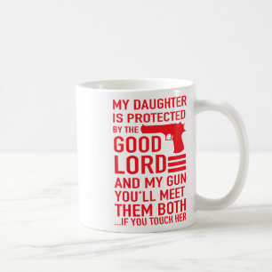 Papa-Vater mit dem Schutz des T-Shirts von Mädchen Kaffeetasse