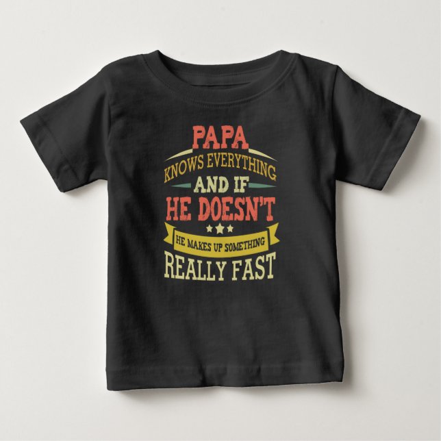 Papa weiß alles baby t-shirt (Vorderseite)