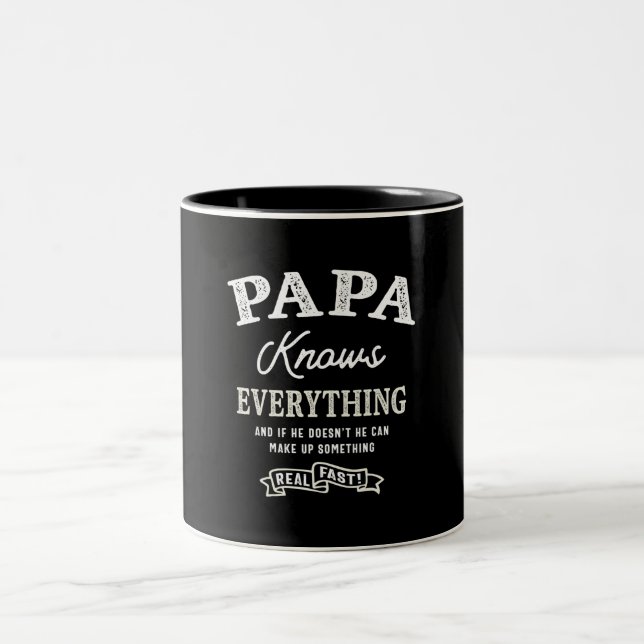 Papa weiß alles - Funny Vathers Day Zweifarbige Tasse (Mittel)