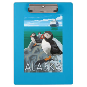 Papageientaucher, die ein Kreuzschiff aufpassen Klemmbrett