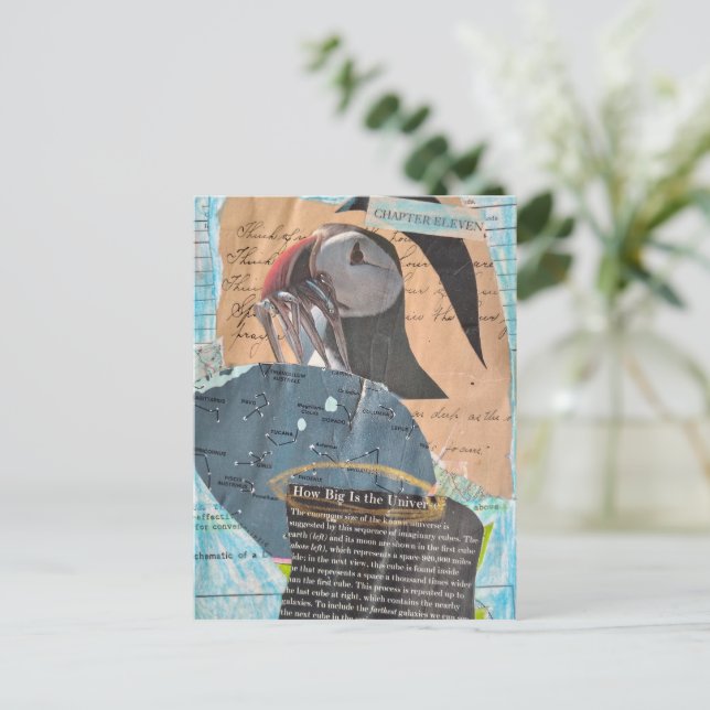 Papageientaucher mit Fisch Mixed Media Collage Postkarte (Stehend Vorderseite)