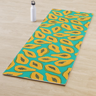 Papaya-Scheiben auf Türkis Yogamatte