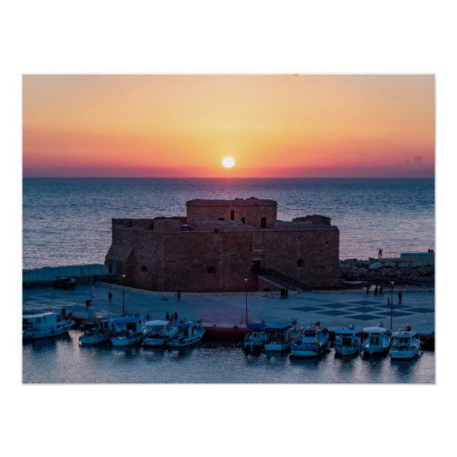 Paphos Burg bei Sonnenuntergang, Aussicht auf die  Poster (Vorderseite)