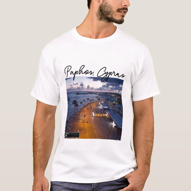 Paphos Seafront in der Nacht, Unterschrift T-Shirt (Vorderseite)