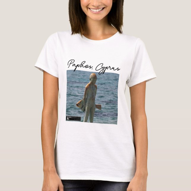 Paphos Statue Boy and Fish, Unterschrift T-Shirt (Vorderseite)