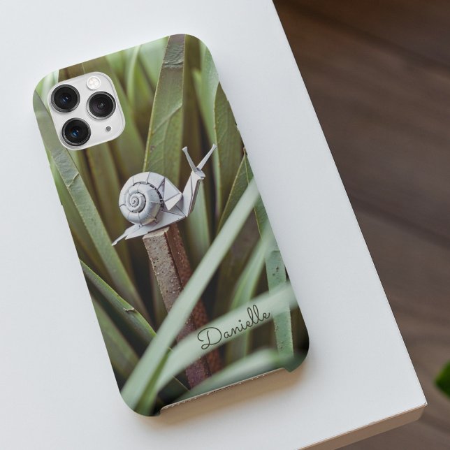 Papier-Origami-Schnecke im Gras-Monogramm Case-Mate iPhone Hülle (Von Creator hochgeladen)