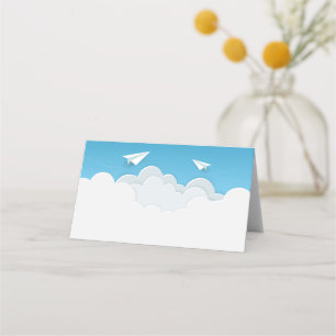 Papierflugzeug in den Wolken Platzkarte