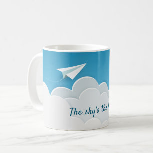 Papierflugzeuge über der Wolkencoffee-Tasse Kaffeetasse