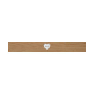 Papierherz auf Holz mit Monogramm Hochzeit Einladungsbanderole