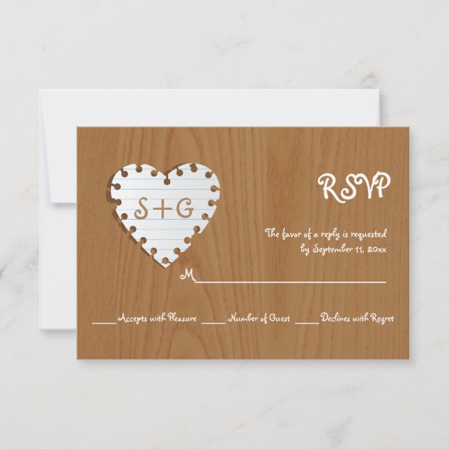 Papierherz auf Holz mit monogramm Hochzeit RSVP (Vorderseite)