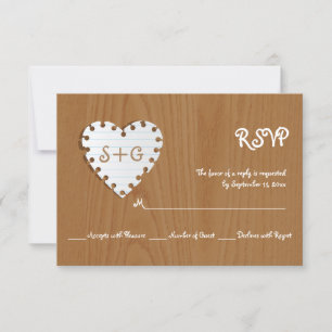 Papierherz auf Holz mit monogramm Hochzeit RSVP Karte