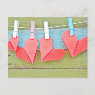 Papierherz hängt an der Wäscheleine Postkarte