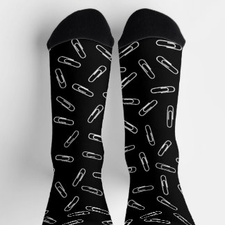 Papierklammern auf schwarz socken