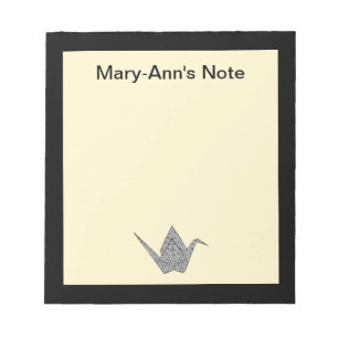 Papierkran mit schwarzen Herzen und Blume Notizblock