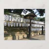 Papierlaternen außerhalb des japanischen Tempels