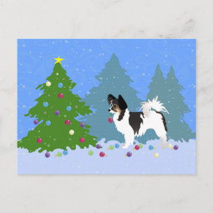 Papillon Dog Decorating Christmas Tree in Forest Feiertagspostkarte
