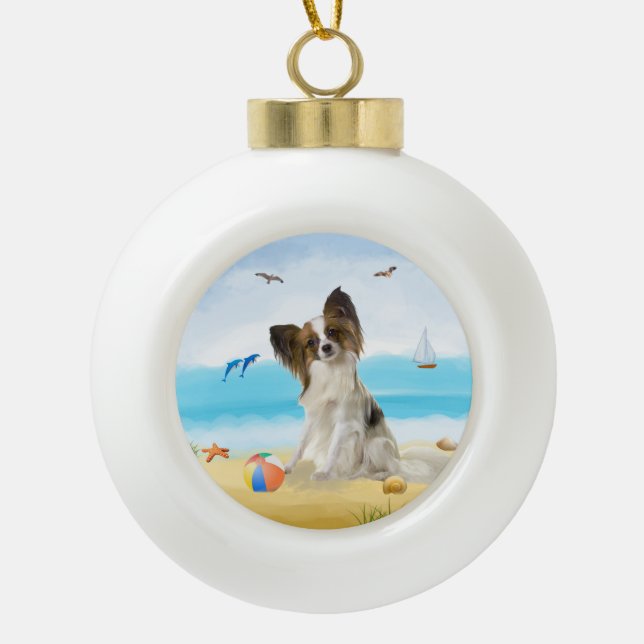 Papillon Dog on Beach Keramik Kugel-Ornament (Vorderseite)