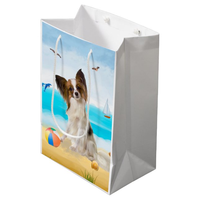 Papillon Dog on Beach Mittlere Geschenktüte (Vorderseite Schrägansicht)