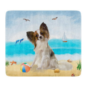 Papillon-Hund am Strand Schneidebrett