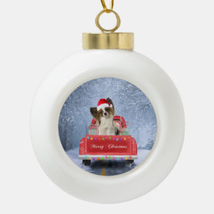 Papillon Hund im Schnee sitzen im Weihnachtswagen Keramik Kugel-Ornament