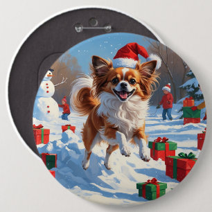 Papillon-Hund läuft im Schnee mit Weihnachtshut Button