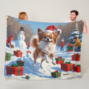 Papillon-Hund läuft im Schnee mit Weihnachtshut Fleecedecke
