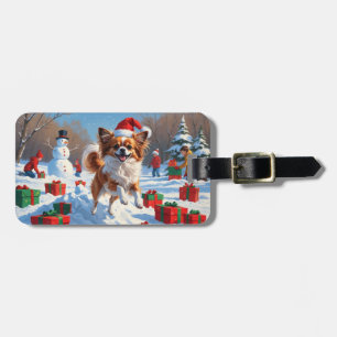 Papillon Hund läuft im Schnee mit Weihnachtshut Gepäckanhänger