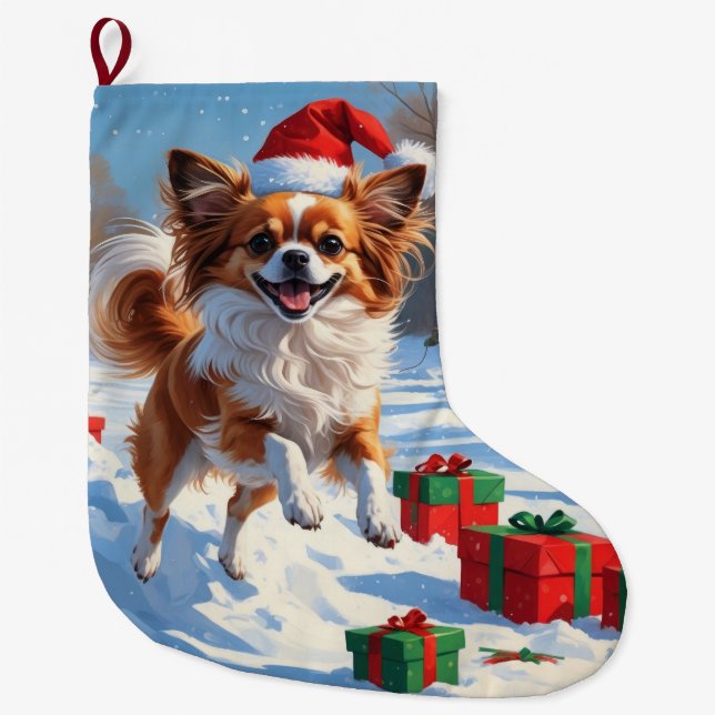 Papillon Hund läuft im Schnee mit Weihnachtshut Großer Weihnachtsstrumpf (Vorderseite)