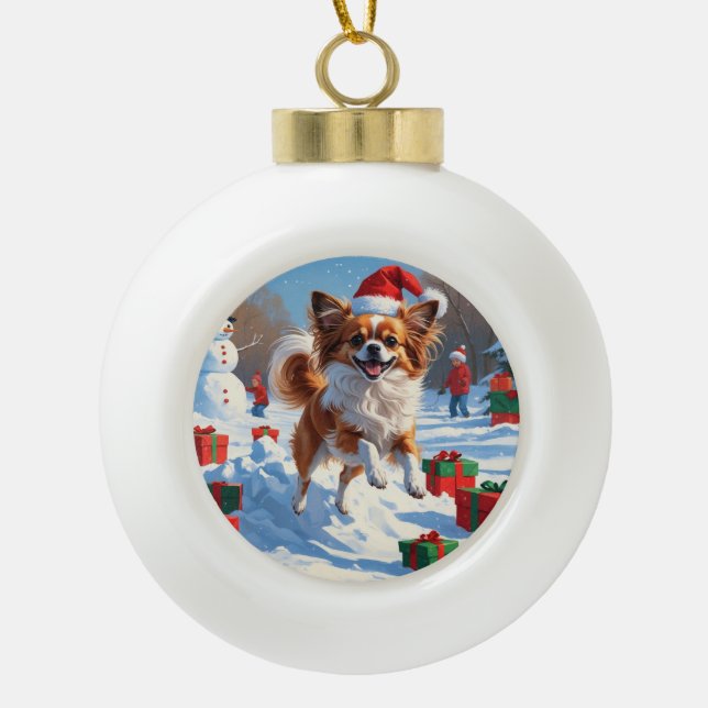 Papillon Hund läuft im Schnee mit Weihnachtshut Keramik Kugel-Ornament (Vorderseite)