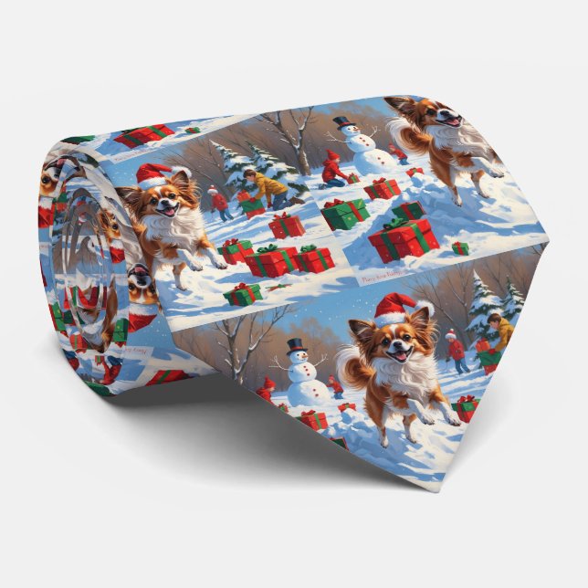 Papillon Hund läuft im Schnee mit Weihnachtshut Krawatte (Gerollt)