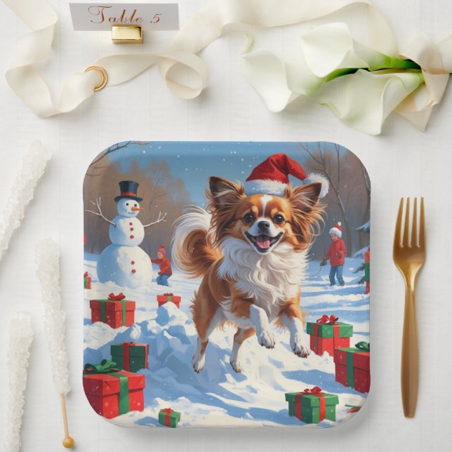 Papillon Hund läuft im Schnee mit Weihnachtshut Pappteller (Hochzeit)