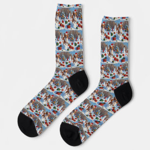 Papillon-Hund läuft im Schnee mit Weihnachtshut Socken