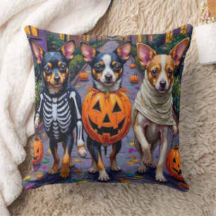 Papillon-Hunde beim Trick-or-Treat an Halloween-Ko Kissen