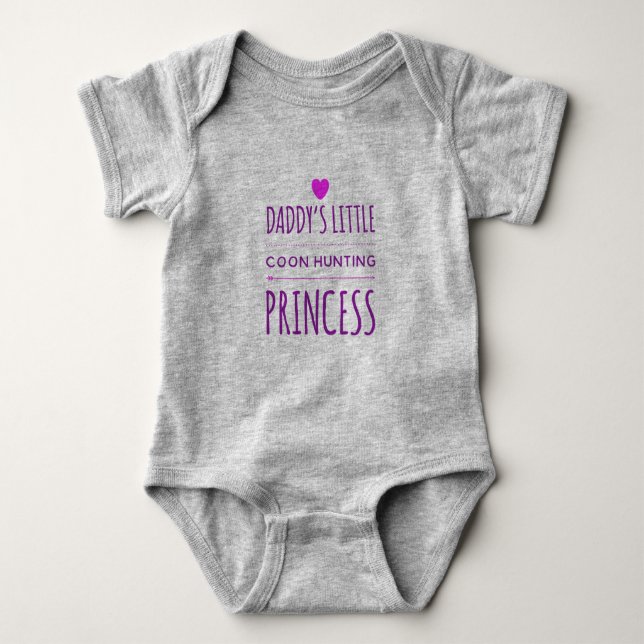 Papi's Little Coon Hunting Princess Baby Outfit Strampler (Vorderseite)